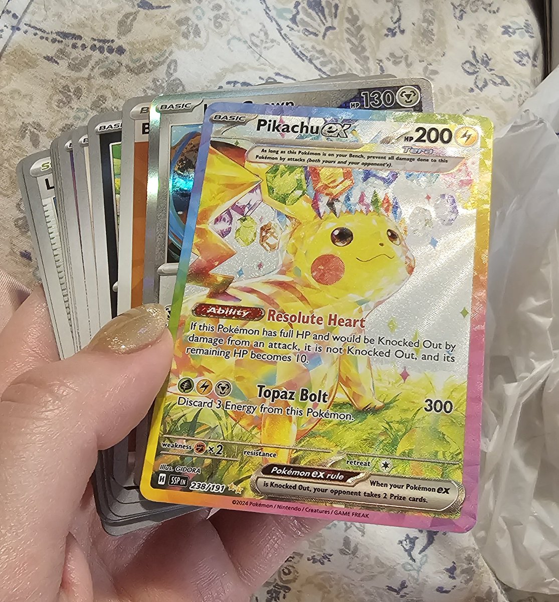 ChristinaJuneee's tweet image. I shouldn't pull packs in bed not recording....... 

#Pokemon #SurgingSparks #Pikachu