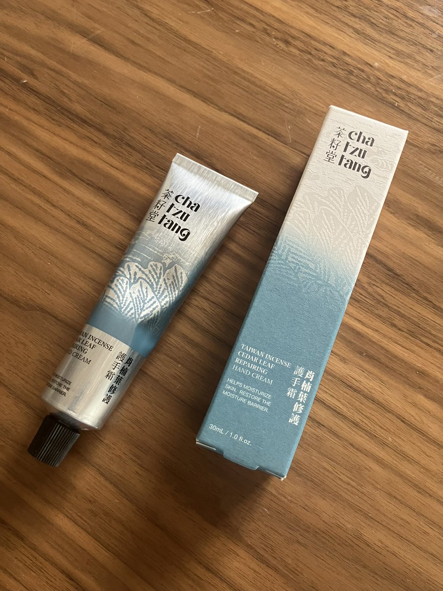 オークラのパイナップルケーキも食べおわり、ピーナッツキャンディも食べおわり、いよいよ私の中の台湾成分が限界突破しそうなので、Cha tzu tang /茶籽堂 のハンドクリームを開封。冬に使おうと思ってたけど。
このちょっと薬草っぽい香りが最高、テクスチャーもドストライク。
