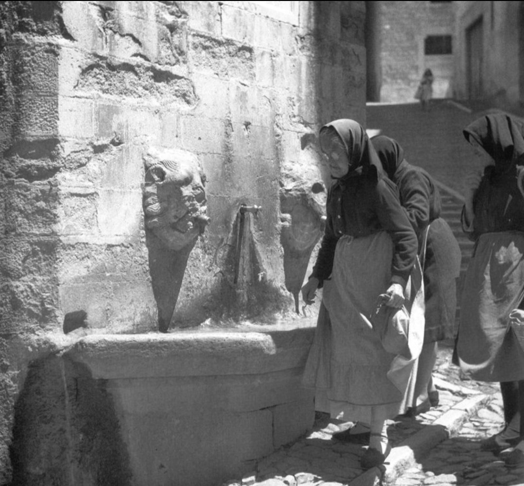 Girona, 1947. Grup de dones a la font de la Mare de Deu de la Pera. 
 📷 Francesc Riuró 
Arxiu Girona ens Emociona