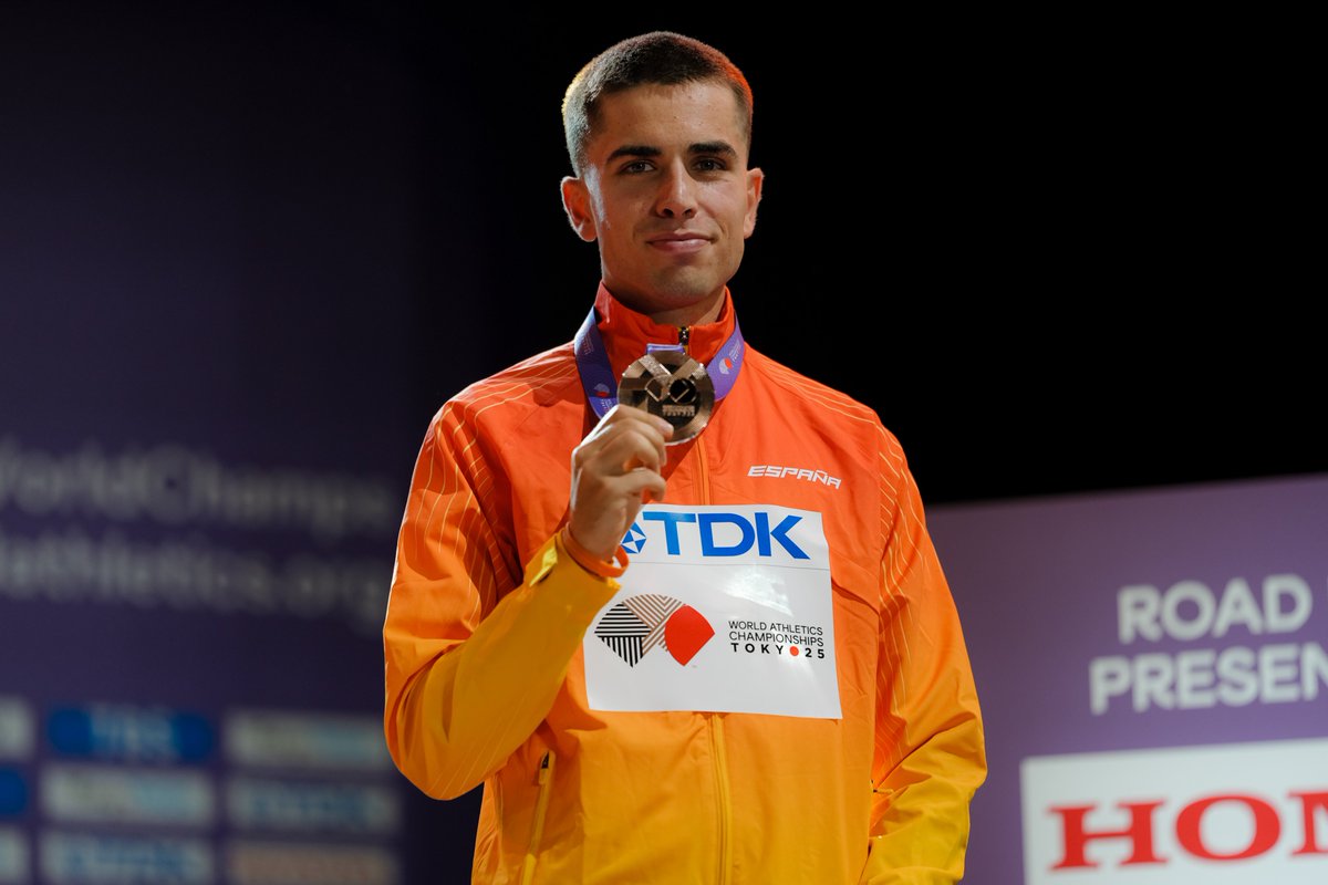 atletismoRFEA's tweet image. 𝐃𝐞𝐛𝐮𝐭𝐚𝐛𝐚 𝐞𝐧 𝐮𝐧 𝐌𝐮𝐧𝐝𝐢𝐚𝐥 𝐲 𝐜𝐨𝐧 𝐭𝐨𝐝𝐚 𝐥𝐚 𝐣𝐮𝐯𝐞𝐧𝐭𝐮𝐝 𝐩𝐨𝐫 𝐝𝐞𝐥𝐚𝐧𝐭𝐞

@PaulMcGrathinho nos hizo vibrar y soñar a lo grande durante toda la carrera .. Y LO LOGRÓ 🥉 

De plata europea a bronce mundial  @WATokyo25
Todo el futuro de la marcha en…