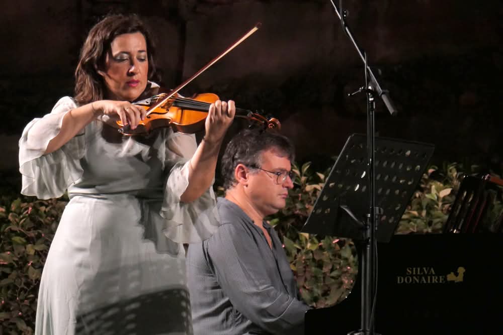 Una velada delicada y profunda en Noches en los Jardines del Alcázar, con las interpretaciones de Mariarosaria D'Aprile y Tommaso Cogato. Piano y violín en perfecta sintonía. (Fotos ©️ Rosa García/Mag)