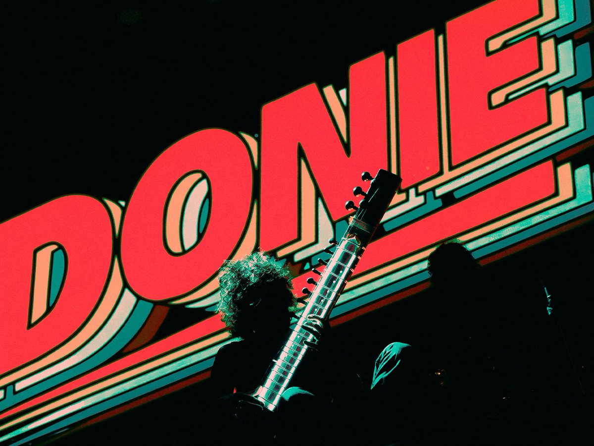 Aquesta nit toquem a la Plaça Major de Vic. Comencem a les 23.15h, l’entrada és gratuïta i la il•lusió màxima. Gràcies <a href="/MercatMusicaVic/">MMVV</a> per confiar i creure en la nostra música.