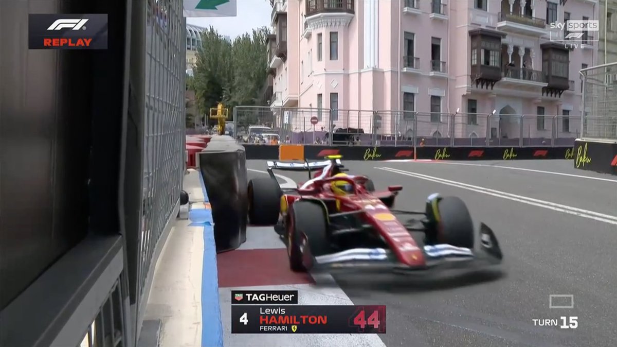 Hamilton duvara hafif bir öpücük konduruyor 😘

#AzerbaijanGP #F1