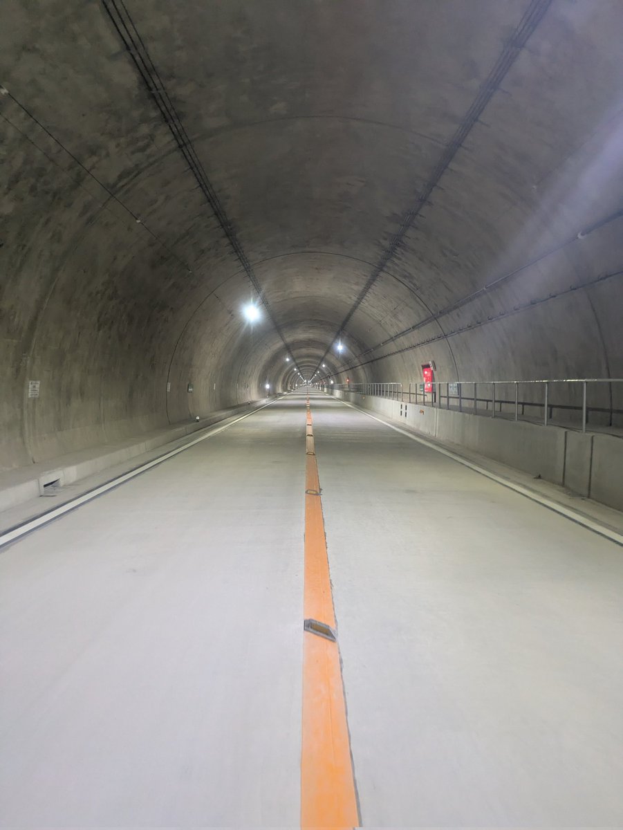58to22's tweet image. 🚨茨城最長トンネル🚨
全長3538mの「上曽トンネル」が来週ついに供用開始！

開通記念リレーに参加してきました🏃‍♂️✨
誰もいないトンネルを走るなんて貴重すぎる体験😊

#上曽トンネル #THEDAY #山むこう #桜川市 #真壁 #石岡市 #八郷 #トンネルリレー