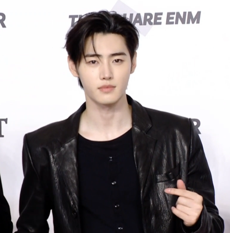 AboutMusicYT's tweet photo. ENHYPEN's Sunghoon is beyond handsome at the red carpet of The Fact Music Awards. https://t.co/HIGUgYKWtj
