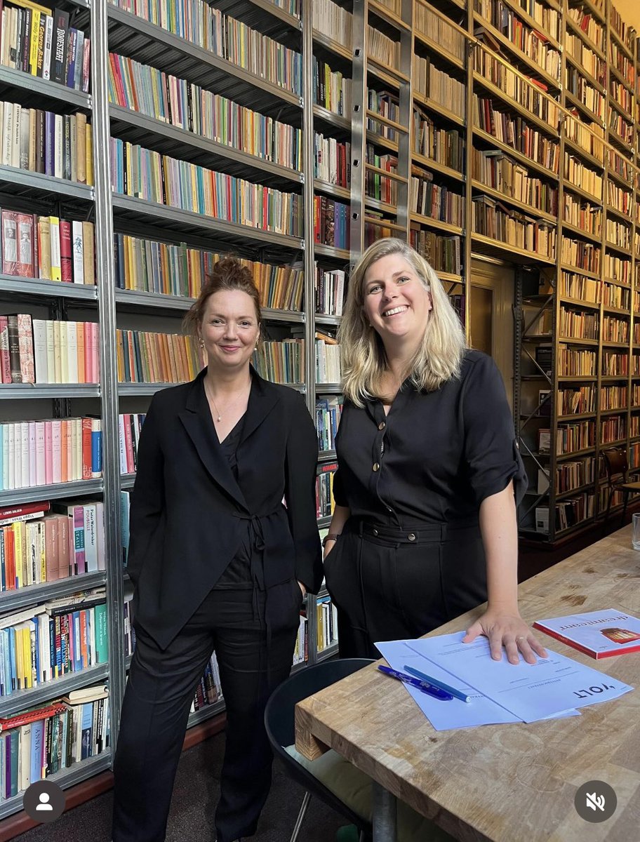 Ik (<a href="/maaikehelmer/">maaikehelmer</a>) heb een contract getekend bij <a href="/UitgeverijVolt/">Uitgeverij Volt</a> ! Een paar jaar geleden kreeg ik de diagnose autisme. Nu schrijf ik dus weer een boek. In een stijl die, (ik citeer uitgever Willemijn Visser |<a href="/SmellNL/">Willemijn Visser</a> ) ‘onder je huid gaat zitten’. 
#autisme #laatdiagnoseautisme