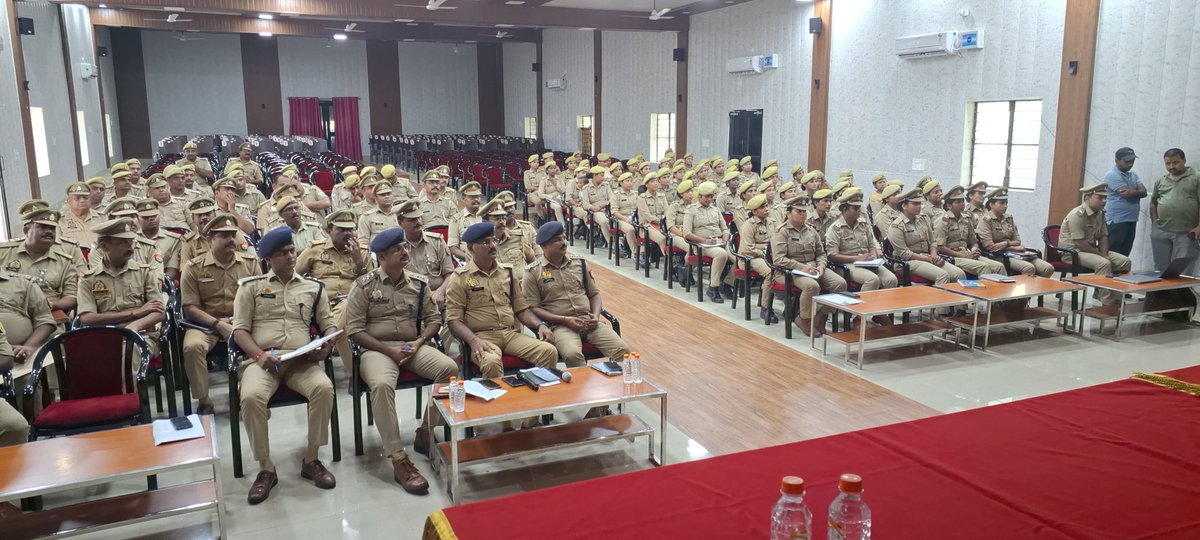 shravastipolice's tweet photo. मा0 मुख्यमंत्री श्री योगी आदित्यनाथ जी द्वारा प्रदेशव्यापी 'मिशन शक्ति-5.0' चरण का वर्चुअल शुभारंभ।
पुलिस लाइन स्थित लवकुश सभागार में प्रसारण देखा गया,जिसमें अपर पुलिस अधीक्षक श्री मुकेश चंद्र उत्तम, #COs, #SHOs व मिशन शक्ति केंद्र के अधि0/कर्मचारी उपस्थित रहे।
#MissionShaktiUPP https://t.co/3DCtwBja8i