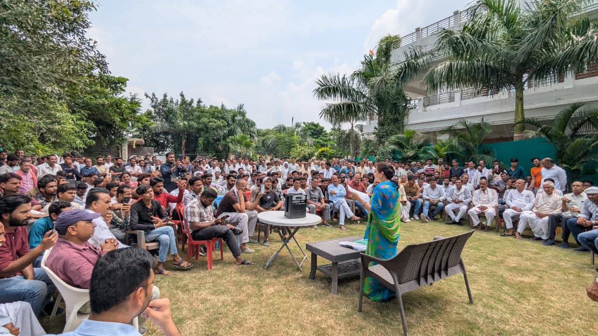 priyankamenaind's tweet photo. कुंभराज वृहद सिंचाई (PKC पार्वती-कालीसिंध-चंबल लिंक) परियोजना से संबंधित किसानों की चिंताओं और प्रश्नों पर आज विस्तृत चर्चा की गई।
इस दौरान किसानों को परियोजना की संपूर्ण जानकारी उपलब्ध करवाई गई तथा उनकी शंकाओं एवं भ्रम को दूर करने का प्रयास किया गया।

किसानों की भलाई और सिंचाई सुविधाओं का विस्तार हमारी प्राथमिकता है। यह परियोजना क्षेत्र के कृषि विकास और किसानों की समृद्धि की दिशा में एक महत्वपूर्ण कदम साबित होगी। 

@narendramodi @DrMohanYadav51 @CMMadhyaPradesh @Hkhandelwal1964 @HitanandSharma @ChouhanShivraj @JM_Scindia