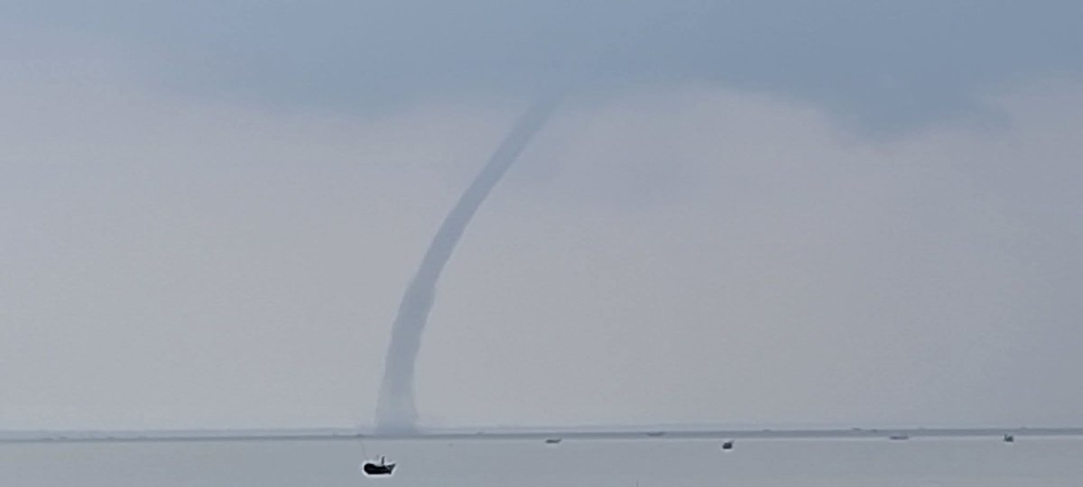 CycloneAnalyser's tweet photo. #WaterSpout at #Diamondharbor Seaport, #South24Pargana, #WestBengal today from the cumulonimbus cell.
For more information stay tuned with us😃 🌪 https://t.co/0PbPbFA4yt