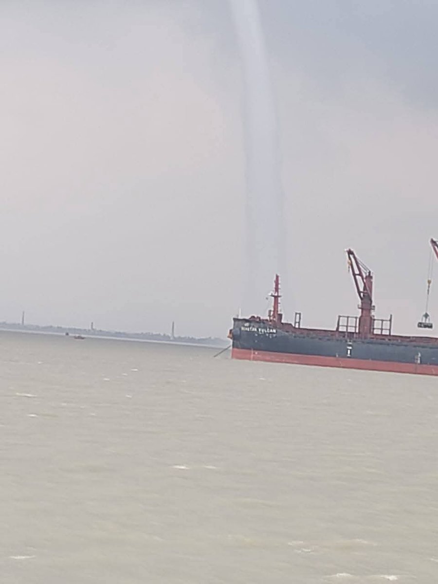 CycloneAnalyser's tweet photo. #WaterSpout at #Diamondharbor Seaport, #South24Pargana, #WestBengal today from the cumulonimbus cell.
For more information stay tuned with us😃 🌪 https://t.co/0PbPbFA4yt