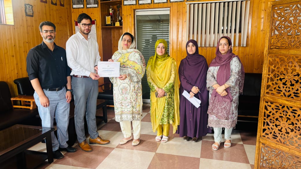 DirectorSkims's tweet image. The Departments of Endocrinology and Clinical Research, SKIMS , organized a PCOS Awareness Program launched under Swasth Nari Sashakth Parivar Abhiyan for female students and staff at Boys Government Degree College (GDC) Sumbal.

#SwasthNariSashaktParivar #pcos# awareness