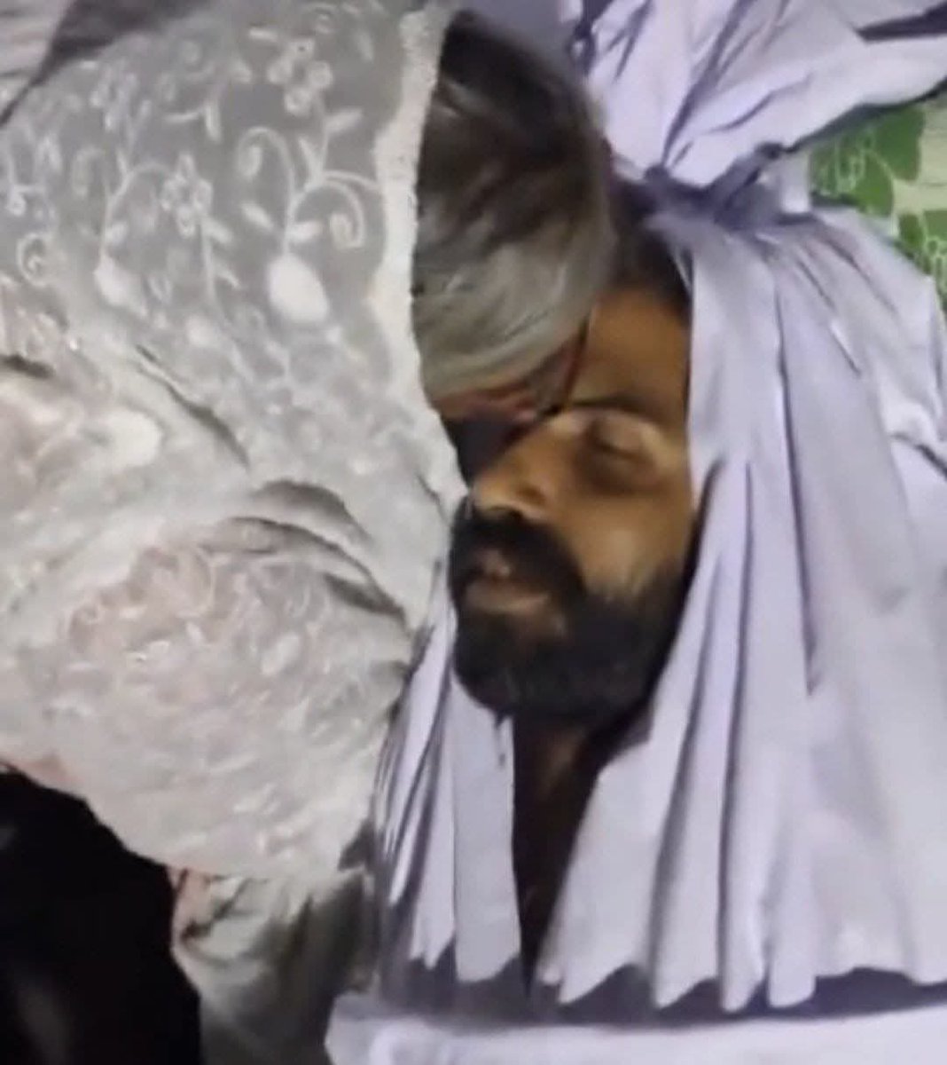 ملک قاسم کھوکھر شہید محروم کی والدہ کا اپنے  بیٹےکو اخری الواعی بوسہ ۔

ملک قاسم شہید ۹ مئی کے جعلی کیس میں قید تھے۔