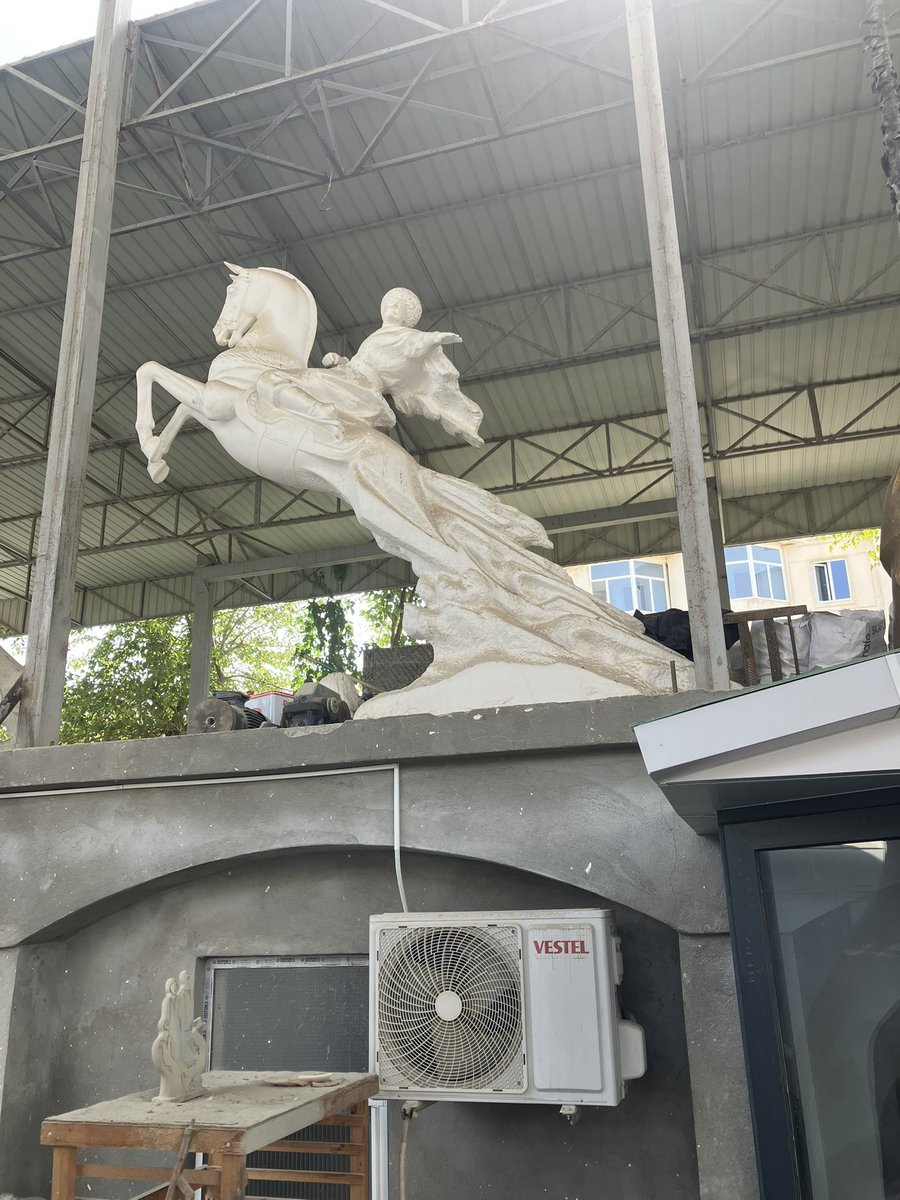 【速報】トルクメニスタンの岡本太郎みたいなレジェンド彫刻家Saragt Babaýew氏のアトリエでご本人に会えた‼︎アシガバートにたくさんある大統領像はだいたい彼の作品らしい。