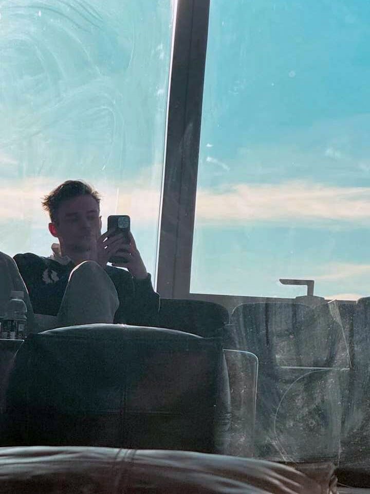 AdaptableCharm's tweet image. 𝙷𐏐 · ─┈ don't mind me, just waiting for my flight◝🇦🇪