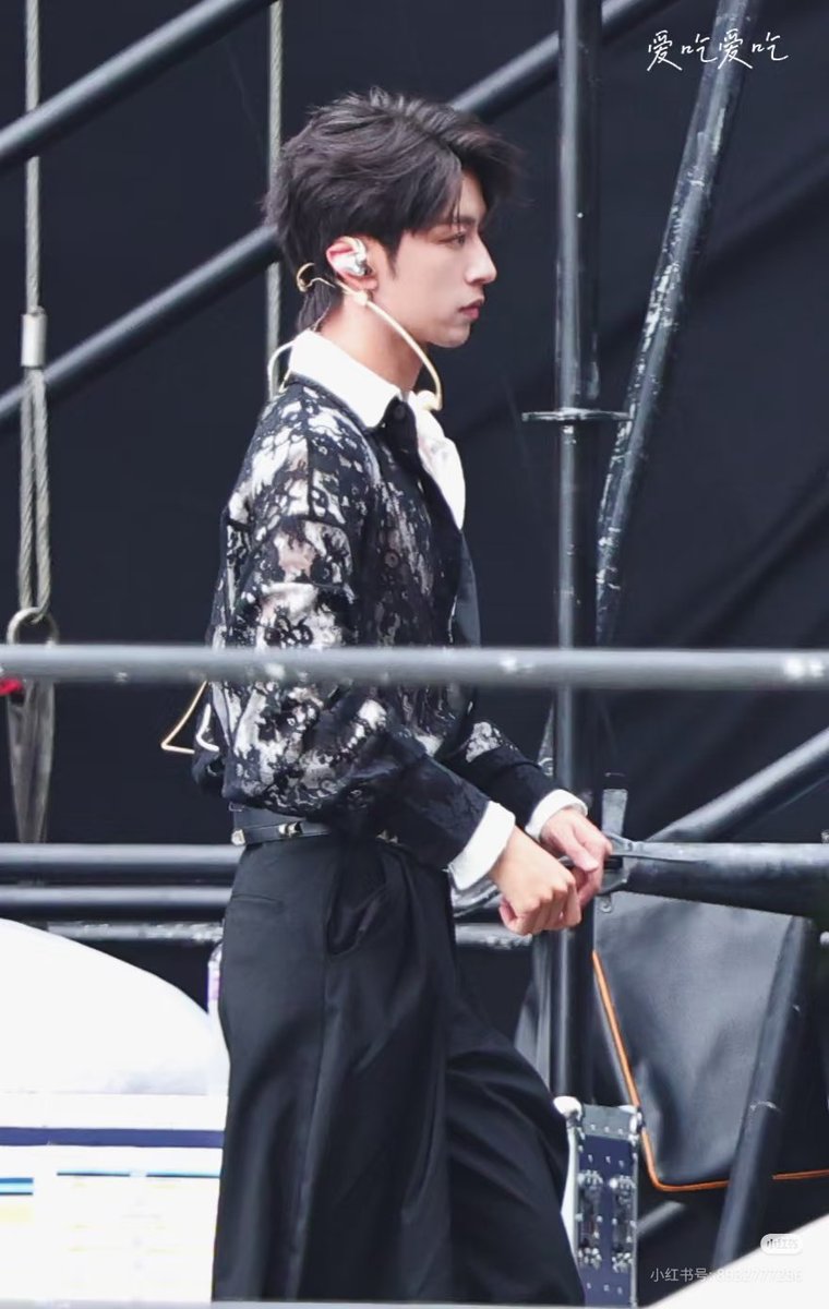 yibaobao_'s tweet image. Who is this diva? 🙂‍↔️

DESIRE4 TMA2025 DEBUT STAGE
#TMA2025withDESIRE4
#SeekyLi #LiPeien