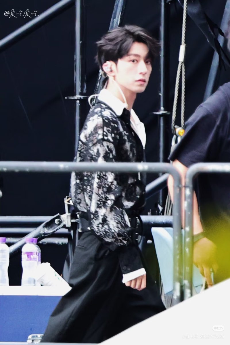 yibaobao_'s tweet image. Who is this diva? 🙂‍↔️

DESIRE4 TMA2025 DEBUT STAGE
#TMA2025withDESIRE4
#SeekyLi #LiPeien