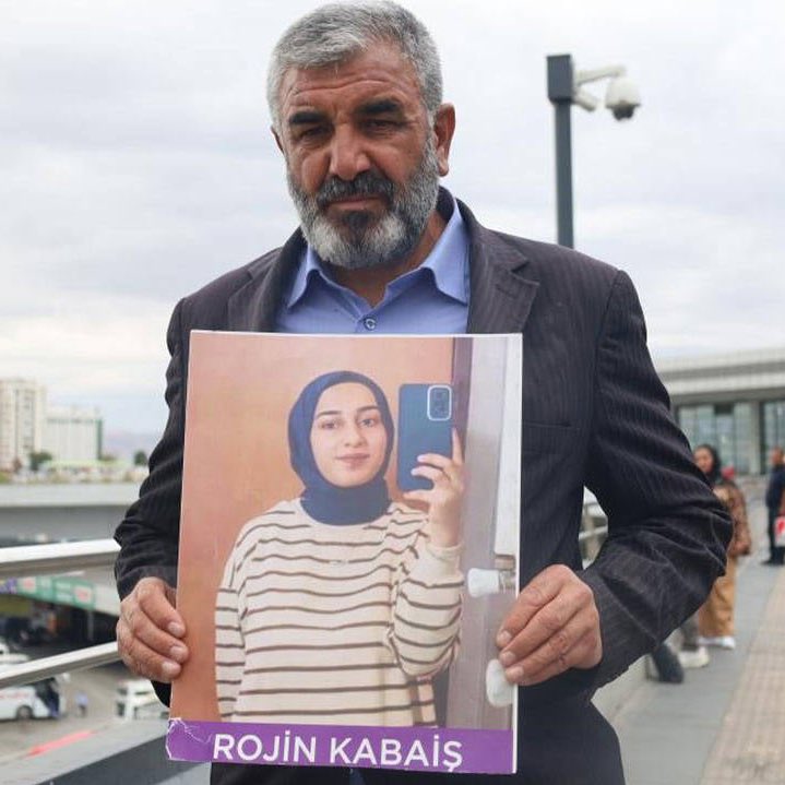 Şüpheli şekilde hayatını kaybeden Rojin Kabaiş’in babası Nizamettin Kabaiş, dosyadaki eksikliklerin giderilmesi talebiyle Adalet Bakanlığı’na başvuru yaptı.

“Medyada yeterince yer bulmadı, Meclis’te konuşulmadı.

Cumhurbaşkanına, Adalet Bakanlığı’na, Van Cumhuriyet