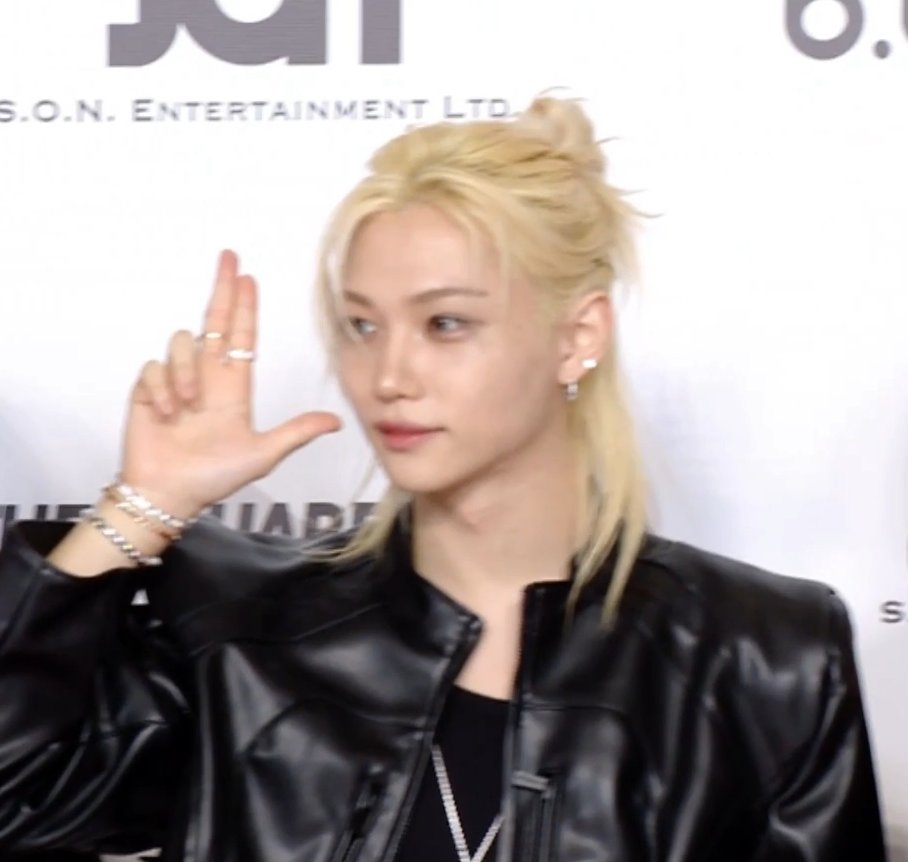AboutMusicYT's tweet photo. Felix of Stray Kids is fierce at The Fact Music Awards. https://t.co/etJkKhUFoG