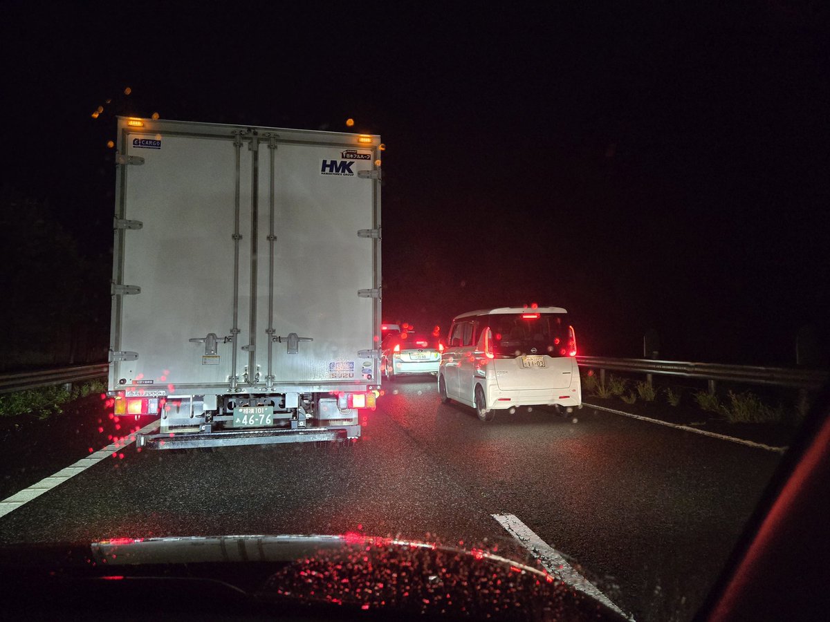 18時22分現在 中央道下り 33.5キロポスト付近 八王子JCT手前2キロ
渋滞中～

事故だと

みなさんお気をつけてー

 #中央道   #事故  #渋滞   #ノロノロ