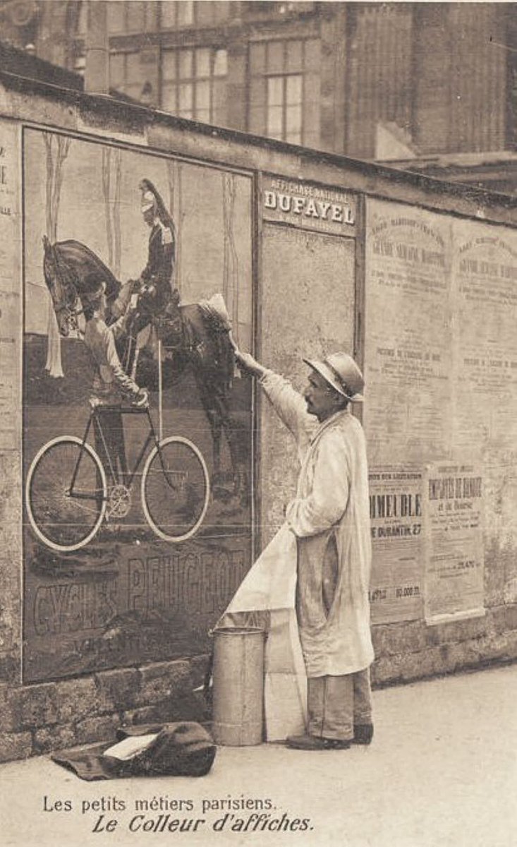 París, França, cap a 1900. Un home enganxant un cartell. 
📷 Sense dades d'autoria
Font: en-noir-et-blanc.