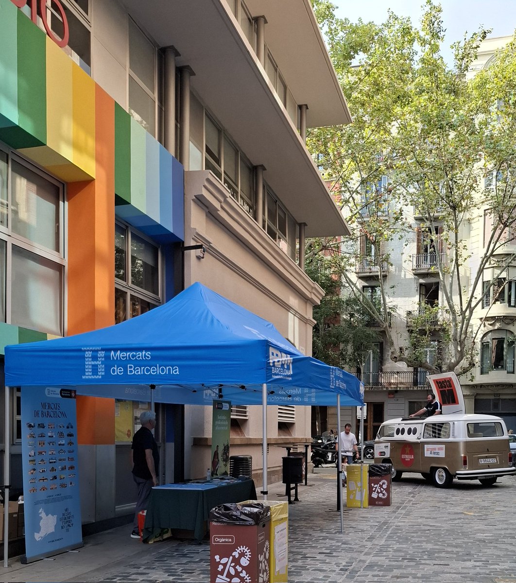 msendra2's tweet image. TASTA'M avui sardines i activitats al mercat de la Concepció. A 3 quarts d'11 ja hi havia força gent menjant-les! bcn_eixample
