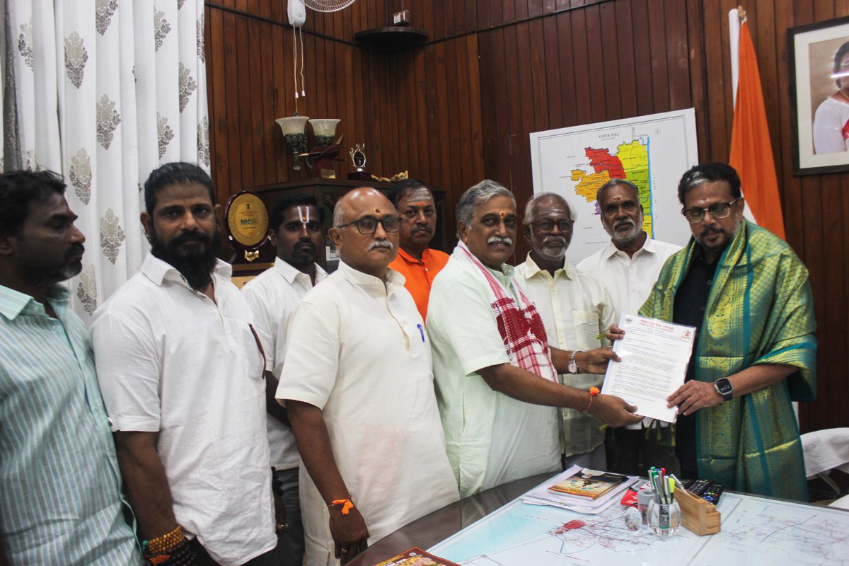 VHPNTN's tweet photo. அரசே ஆலயத்தை விட்டு வெளியேறு 
என்ற விசுவ இந்து பரிஷத்தின் அகில பாரத தீர்மானத்தை வலியுறுத்தி நாடு முழுவதும் மாநில முதலமைச்சர் மற்றும் கவர்னரை சந்தித்து மனு கொடுக்கப்பட்டு வருகிறது. இதை முன்னிட்டு செப்டம்பர் 19 அன்று புதுச்சேரி மாநில கவர்னர் கைலாசநாதன், முதல்வர் ரங்கசாமி மற்றும் சபாநாயகர் ஏம்பலம் செல்வம்  ஆகியோரை விசுவ இந்து பரிஷத்தின் அகில உலக இணை பொதுச் செயலாளர்  ஸ்தாணுமாலயன் அவர்களது  தலைமையில் சென்று சந்தித்து மனு கொடுக்கப்பட்டது. 

மேலும் இதனை மக்கள் மத்தியில் வலியுறுத்தும் வகையில் இந்து ஆலயங்களை பாதுகாப்போம்  என்ற  சிறப்பு கருத்தரங்க நிகழ்ச்சியும் ஓட்டல் ஜெயராமில் நடைபெற்றது. இந்த நிகழ்ச்சியில் சுமார் 150 பேர் கலந்து கொண்டார்கள். இதில் விசுவ இந்து பரிஷத்தின் அகில பாரத இணை பொதுச் செயலாளர் கோ.ஸ்தாணுமாலயன் மற்றும் தமிழ்நாடு, புதுச்சேரி மாநில அமைப்புச் செயலாளர் ஆத்தூர் பாலாஜி ஆகியோர் கலந்துகொண்டு சிறப்புரையாற்றினர். 

இதில் ஸ்தாணுமாலயன் அவர்கள் பேசியதாவது; ஆன்மீக பூமியான பாரத நாட்டில் 7 லட்சம் கோயில்கள் உள்ளன. இதில் 1000 கோயில்கள் தான் சரிவர பராமரிக்கப்படுகின்றன. தமிழகத்தில் 75 ஆயிரத்திற்கும் மேற்பட்ட கோயில்கள் உள்ளன. இதில் 36 ஆயிரம் கோயில்கள் இந்து சமய அறநிலையத்துறை பராமரிப்பில் உள்ளன. இதில் வருமானம் வரும் 5 ஆயிரம் கோயில்கள் மட்டுமே முறையாக பராமரிக்கப்படுகின்றது. சிறுபான்மையினர் வழிபாட்டு தலங்களில் அரசு தலையிடுவதில்லை. ஆனால் இந்து கோயில் நிர்வாகங்களில் மட்டும் அரசு தலையிடுகிறது. மதசார்பற்ற அரசு என்றால் ஏன் இந்து கோயில்களில் மட்டும் தலையிட வேண்டும் என்பதே விசுவ ஹிந்து பரிஷத்தின் கேள்வி. எனவேதான் கோயில் நிர்வாகங்களின் பொறுப்பை இந்து சமூகத்திடம் ஒப்படைக்க வேண்டும் என விசுவ ஹிந்து பரிஷத் வலியுறுத்தி வருகிறது. கோயில்கள் தான் ஹிந்துக்களின் அடையாளம். ஹிந்து கலாச்சாரத்துடன் இணைந்த கோயில்களை பாதுகாக்கும் பணியை ஹிந்துக்கள் தான் மேற்கொள்ள வேண்டும். தற்போது விசுவ இந்து பரிஷத் இதற்கு முக்கியத்துவம் கொடுத்து பணி செய்து வருகிறது. கோயில்களை நிர்வகிக்கும் பொறுப்பை மாநில அளவில் மாவட்ட அளவில் மற்றும் அந்தந்த பகுதியில் வசிக்கும் இந்துக்களை ஒருங்கிணைத்து  ஈடுபடுத்த திட்டம் வகுக்கப்பட்டுள்ளது. மேலும் இதற்கான கூடுதல் ஆலோசனைகளை வழங்கவும் இந்துக்களிடம் கருத்து கேட்கப்பட்டு வருகிறது. இந்துக்களின் ஒன்றுபட்ட எழுச்சி பாரத தேசத்தை வலிமையாக்கும் என்றார்.