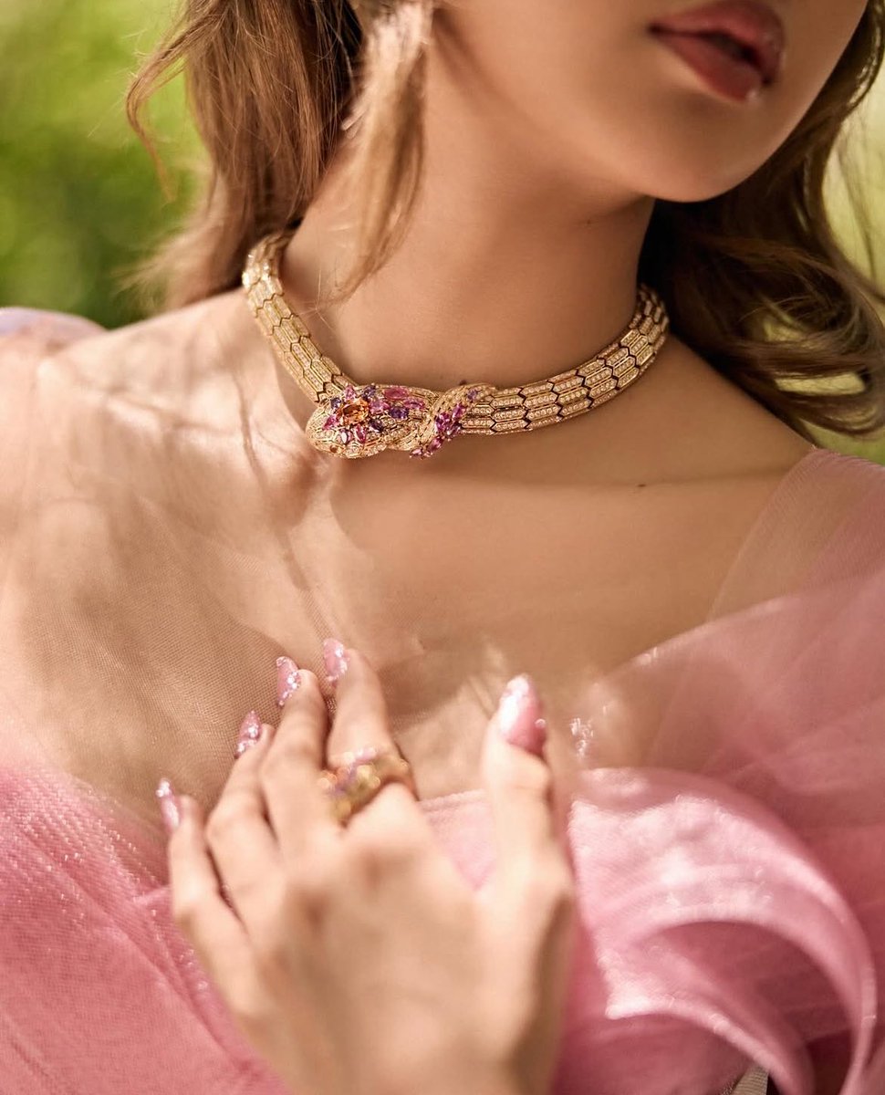 LaliceUpdates's tweet image. .@Bulgariofficial IG update:

“DAZZLING IN SERPENTI
For the 77th Primetime Emmy Awards, Bvlgari Global Ambassador lalalalisa_m glowed in a full Serpenti High Jewelry set adorned with pink sapphires, pear-shaped garnets and pavé-set diamonds, radiating eternal elegance.

🔗…