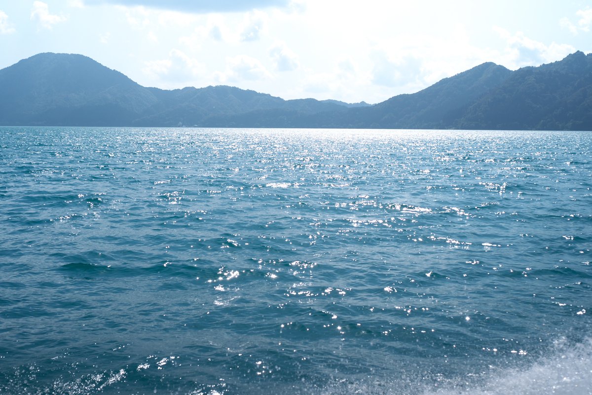 田沢湖のターコイズブルーは船の上からの方がよくわかる。これでも本気出てないらしいので、いつか再訪したいです😋