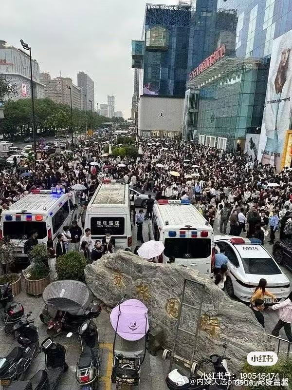 lusiwonii179's tweet photo. Keluli posted:
"Once again, it was for safety reasons. coz there were so many people inside, outside the venue, the relevant security department had to come out to evacuate them. However, there will be a livestream in the evening."

ROSY OWNS THE SWEET
#ZhaoLusixTW21 
#ZhaoLusi https://t.co/VE5VOrY3Fz