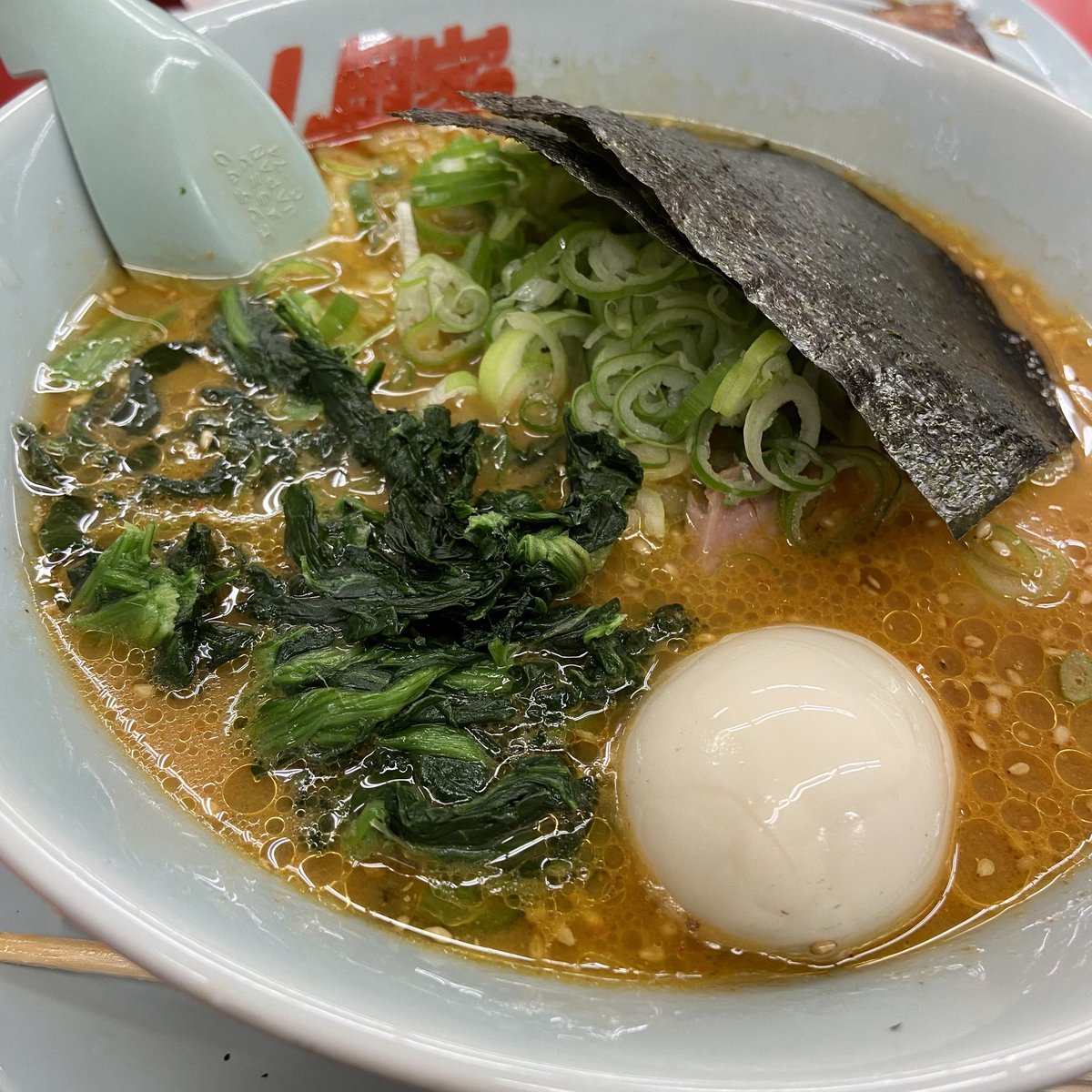 tkb_em's tweet photo. 昨今の山岡家ブームに加え、山岡家のアプリでトッピングクーポンを覚えてしまったので今日も山岡家
数億年ぶりの特味噌！うま https://t.co/cErXgHNYMX