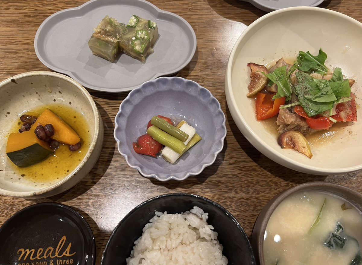 yokkoyy's tweet image. サカナクション怪獣追加公演グッズをお友達にお渡しするランチ会。今回も富ヶ谷のMealsで🍴 豚肩ロースと無花果の黒酢煮に惹かれてMeals A。今日も体に沁みる美味しいランチ（珍しくスイーツ追加なし！）と、目も喜ぶ素敵な器でした！✨

4枚目は1Fのショップで。この色合いで食器揃えたい💙
#Meals