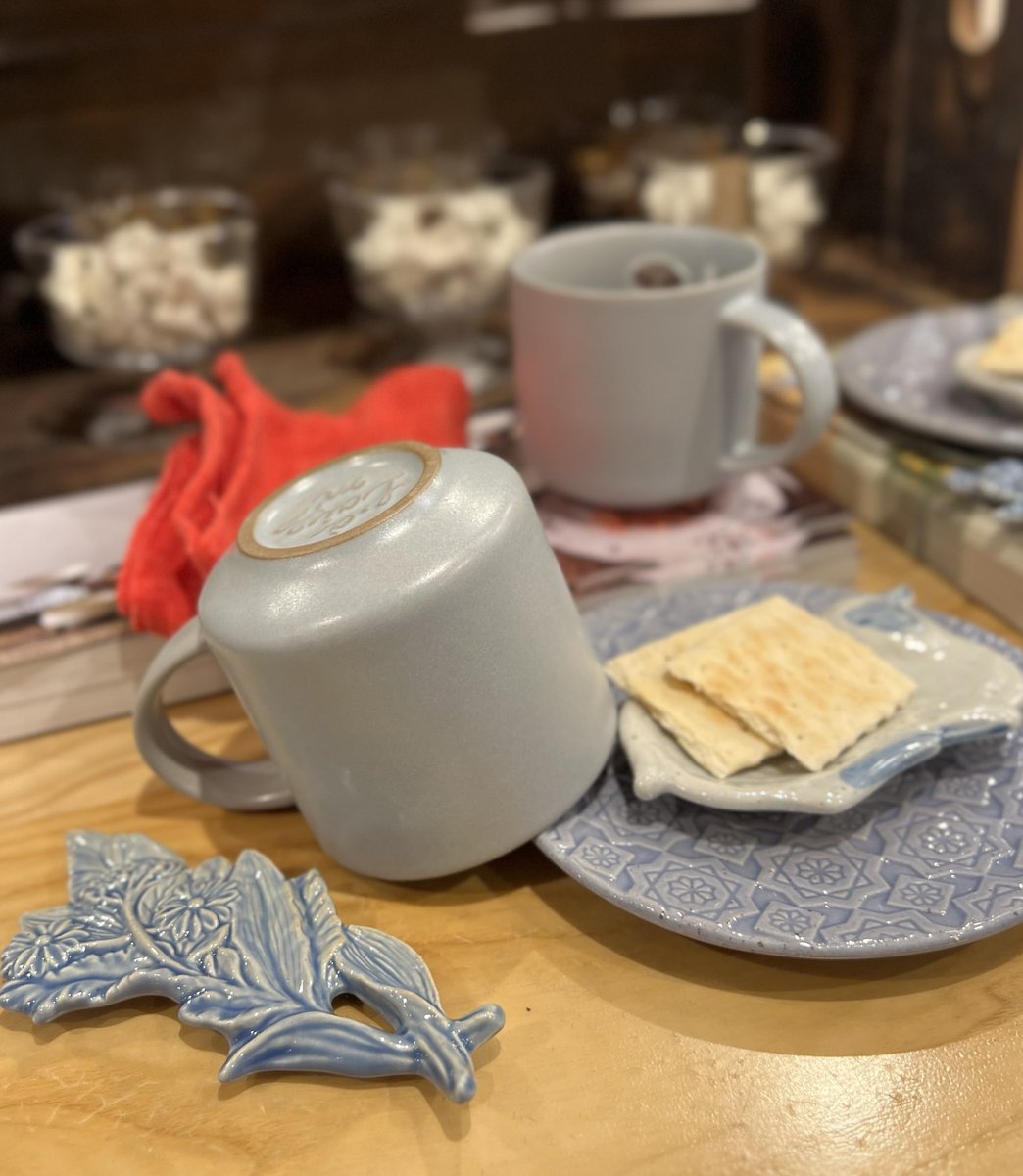 yokkoyy's tweet image. サカナクション怪獣追加公演グッズをお友達にお渡しするランチ会。今回も富ヶ谷のMealsで🍴 豚肩ロースと無花果の黒酢煮に惹かれてMeals A。今日も体に沁みる美味しいランチ（珍しくスイーツ追加なし！）と、目も喜ぶ素敵な器でした！✨

4枚目は1Fのショップで。この色合いで食器揃えたい💙
#Meals