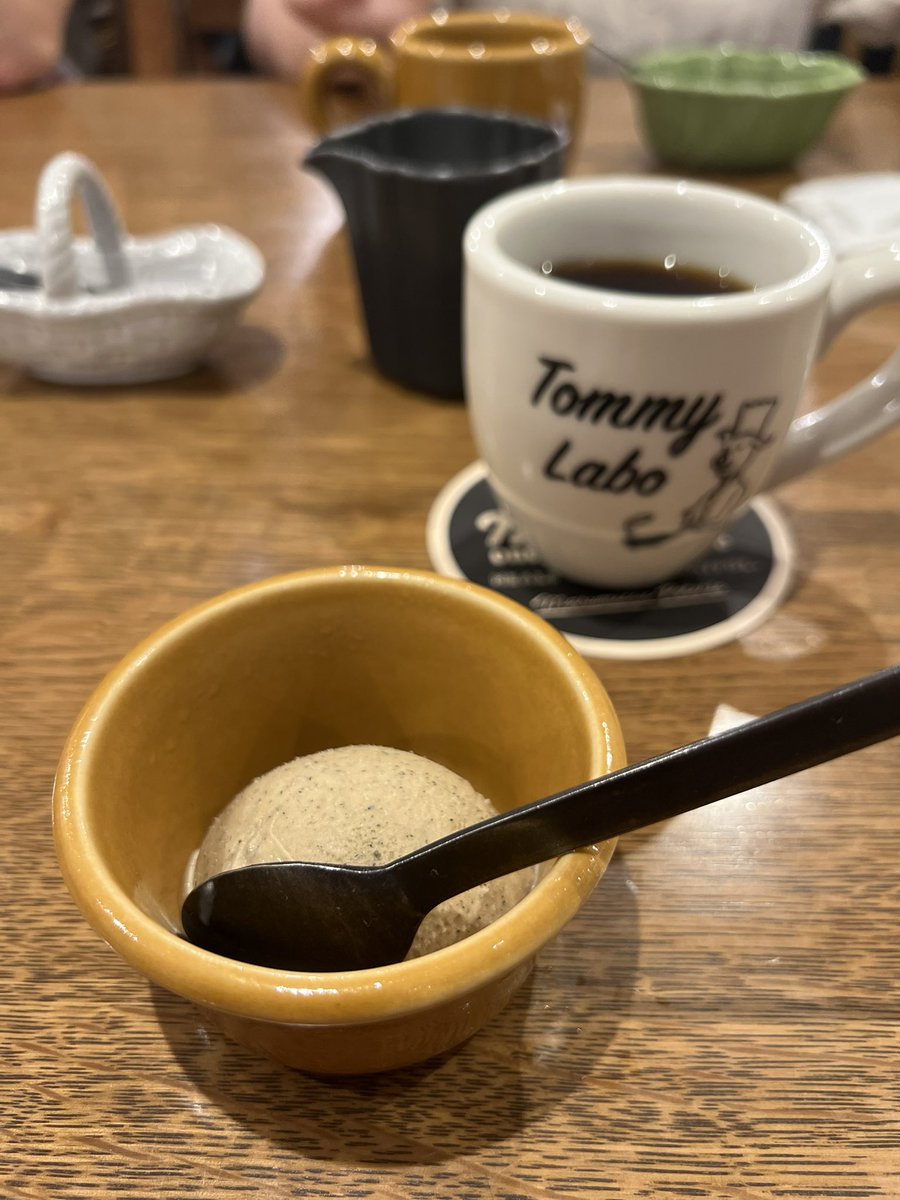 yokkoyy's tweet image. サカナクション怪獣追加公演グッズをお友達にお渡しするランチ会。今回も富ヶ谷のMealsで🍴 豚肩ロースと無花果の黒酢煮に惹かれてMeals A。今日も体に沁みる美味しいランチ（珍しくスイーツ追加なし！）と、目も喜ぶ素敵な器でした！✨

4枚目は1Fのショップで。この色合いで食器揃えたい💙
#Meals