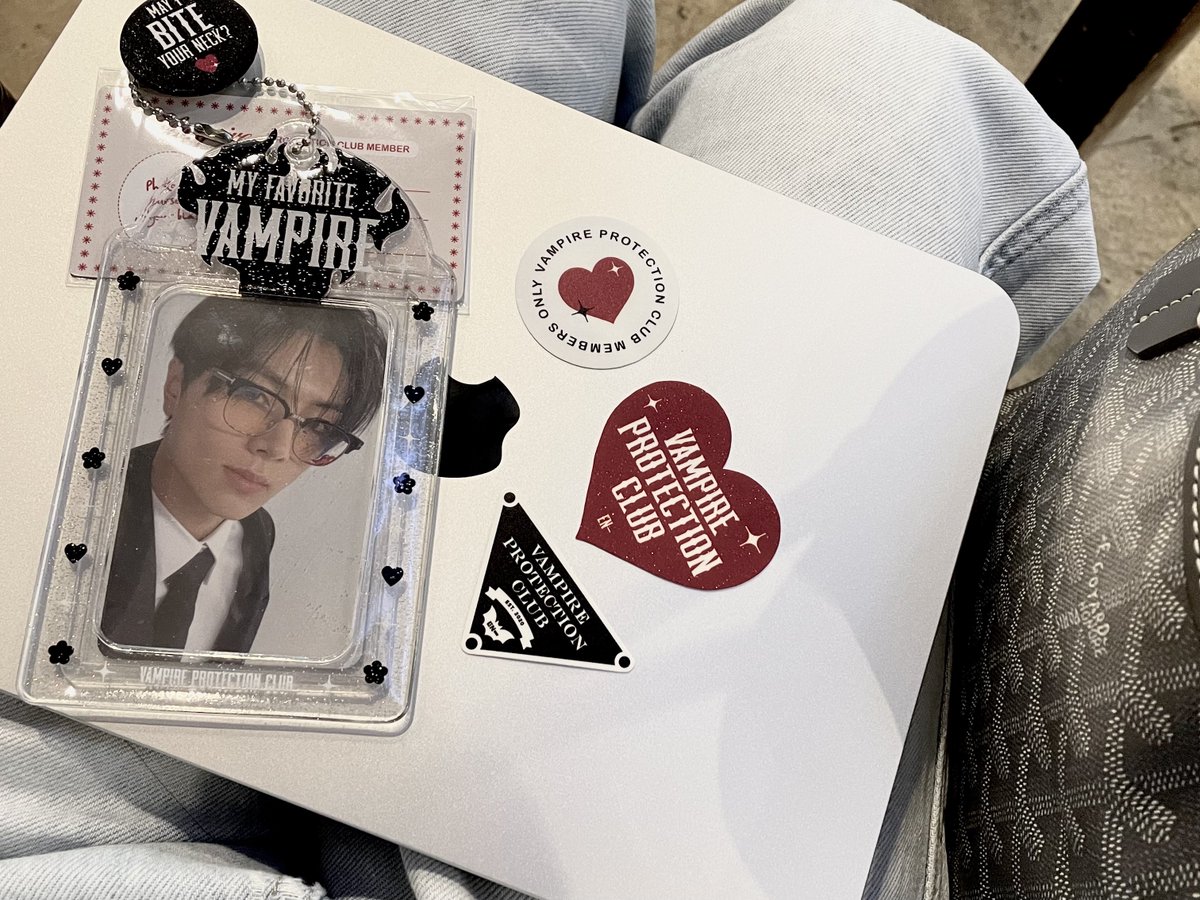 PJSCL0UDS's tweet photo. β.α officially part of the #VampireProtectionClubπ©Έaaaa tysm @alpha018_ βοΈ it's so pretty κ«Β α΄α
α΄
; #mailsfromkarabells #kheymails https://t.co/o56RNg9mhI