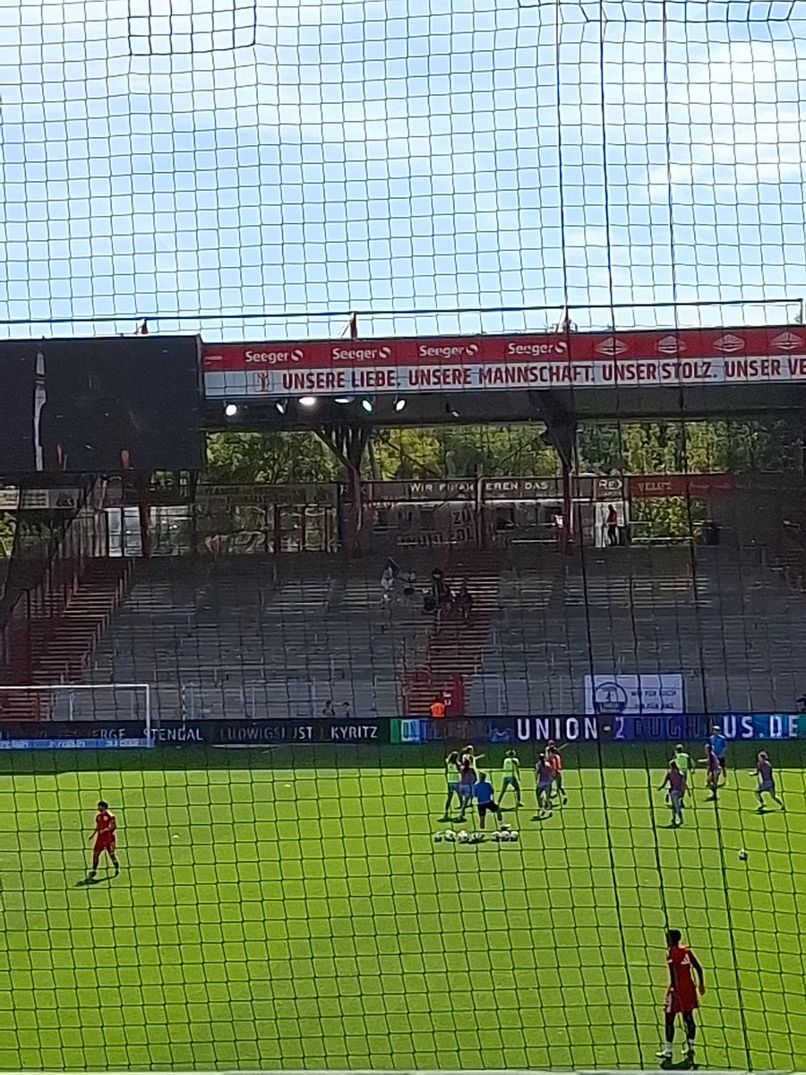 Janfant_'s tweet photo. Das ganze Dorf ist da 🥳 #FCUSGS https://t.co/cY8mnEyKsx