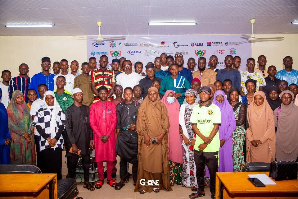 ourzoulaye's tweet image. @PythonNiger
Hier à Dosso, la #Python Niger a tenu la #PyConNE2025 de la Conférence Python !
Un grand rendez-vous marqué par :
Panels sur la cybersécurité & le développement sécurisé
Formations pratiques pour monter en compétences.
Une communauté engagée et grandissante.