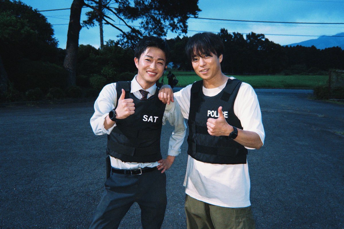 今夜21時より
#放送局占拠 最終話です！
今作で一日中隣で戦わせていただいた武蔵さんと📸
是非ご覧ください！！😆

#櫻井翔 さん
#天草ボーイ