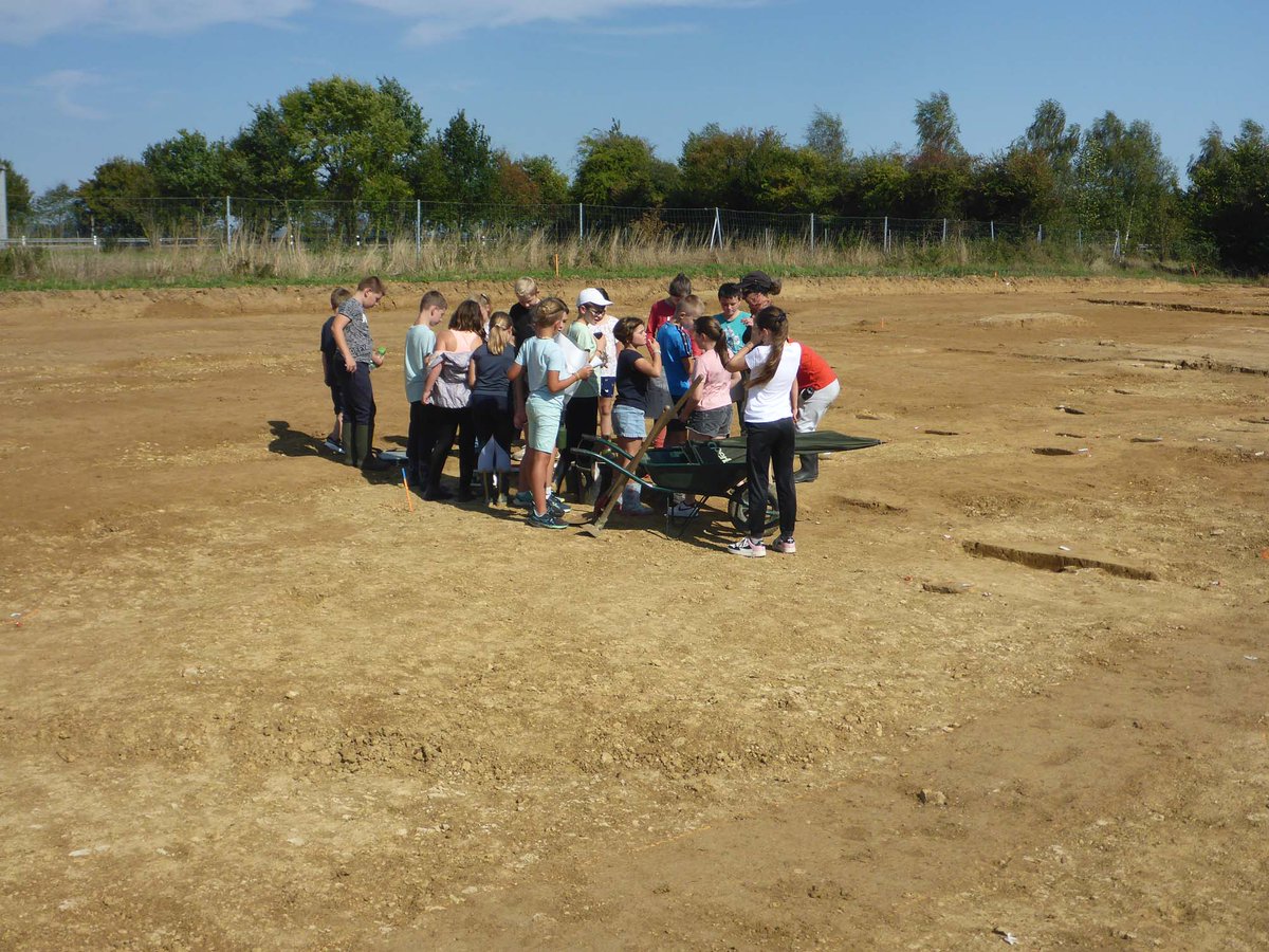 [✨️ Sur le chantier...] En amont des #JournéesDuPatrimoine, 3 classes de CM1-CM2 sont venues visiter hier le chantier de fouille de l'<a href="/Inrap/">Inrap</a> à #Sées dans l'Orne: une belle occasion de découvrir l'archéologie et ses métiers en ce début d'année scolaire !