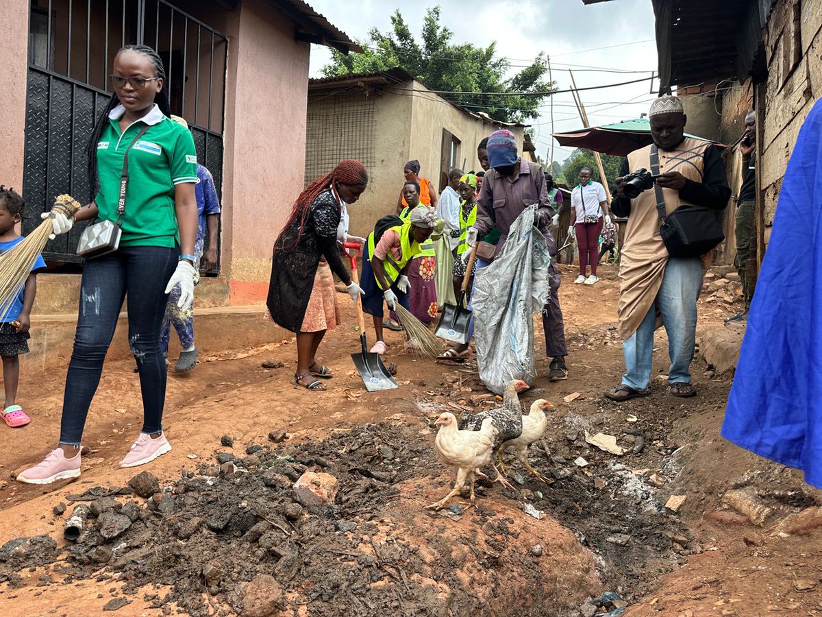 impactnexus4AnD's tweet photo. Hands together, hearts united! 💪
iNAD proudly took part in the Gizagiza, Mbuya 2, Zone 6 cleanup, working with residents to restore a clean &amp; safe environment. 🌱
#CleanCommunities #SustainableFuture #ActNow, #KCCA , #Activecitizens
#Dreamtown https://t.co/uHIWodWwM9