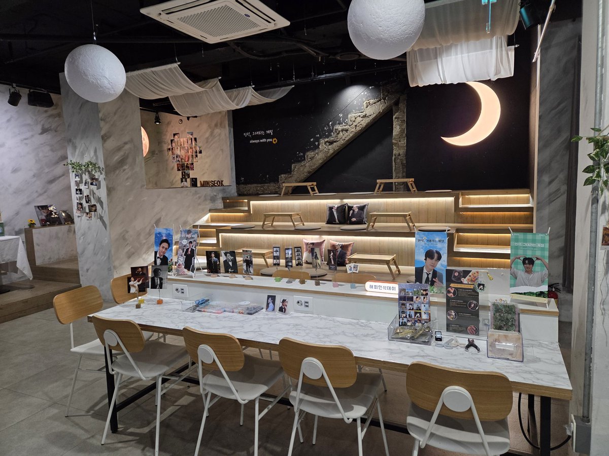 🩵𝟎𝟗𝟐𝟑 𝐇𝐀𝐏𝐏𝐘 𝐌𝐈𝐍𝐒𝐄𝐎𝐊 𝐃𝐀𝐘🩵
생일카페 꾸밈이 마무리 되었습니다!
오셔서 사진도 많이 찍으시고, 체험존도 즐겨주시고 민석님께 축하 메세지도 많이 남겨주세요!
🎈장소 : 로얄 마카롱 신사점 (지하철 3호선, 신분당선 7번출구)
🎈날짜 : 2025.09.21(일) - 09.23(화)