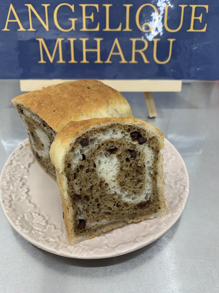 Angelique_45119's tweet photo. ご来店頂くお客様から『米粉食パン🍞はないの？』とご要望が多く、試作中👩‍🍳

昨日は一般的な米粉食パン。
今日はコーヒーマーブル味の米粉食パンを作ってみた🤎
マーブル模様が可愛く出来た🥰
美味しくってペロリでした😋

#米粉100パーセント
#米粉パン
#グルテンフリー
#米粉食パン https://t.co/1tANaTMWJz
