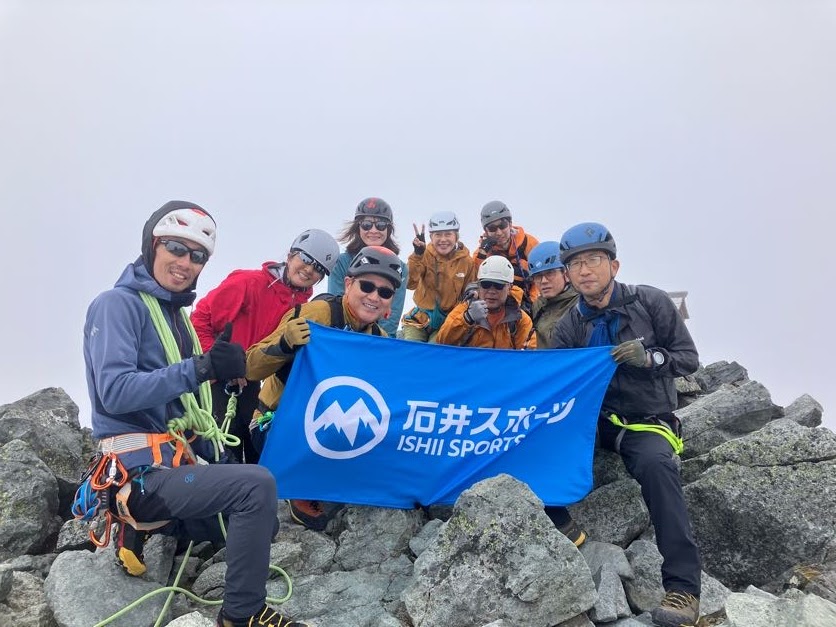 ／
本日のアドベンチャー📢
＼

⛰️北アルプスのシンボル槍ヶ岳⛰️

志村将行ガイドに名古屋店店長の平井淳士ガイドの2ガイドに加え京都店スタッフの野坂がサポートして全員登頂成功‼️
先ほど無事下山いたしました👍

📅次回10/4(土)出発
⚠️残席あと1名です
詳細はコチラ💁x.gd/EVYH6