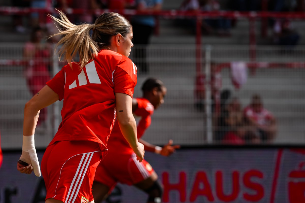 fcunion_en's tweet photo. Eileen Campbell warming up. We all ready here. 15 minutes to kick off. Eisern! #FCUSGS | #fcunion https://t.co/jD2XFk6c9K