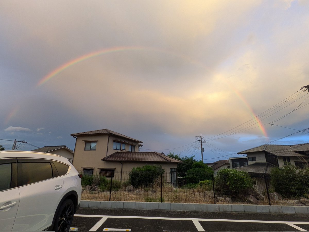 non19840406's tweet photo. くっきりとしたキレイな虹🌈
発見出来て幸せ🥰
明日もいい日になるね！
ちなみに肉眼だともっとキレイだったんです！！ https://t.co/k5ta9rRqMM
