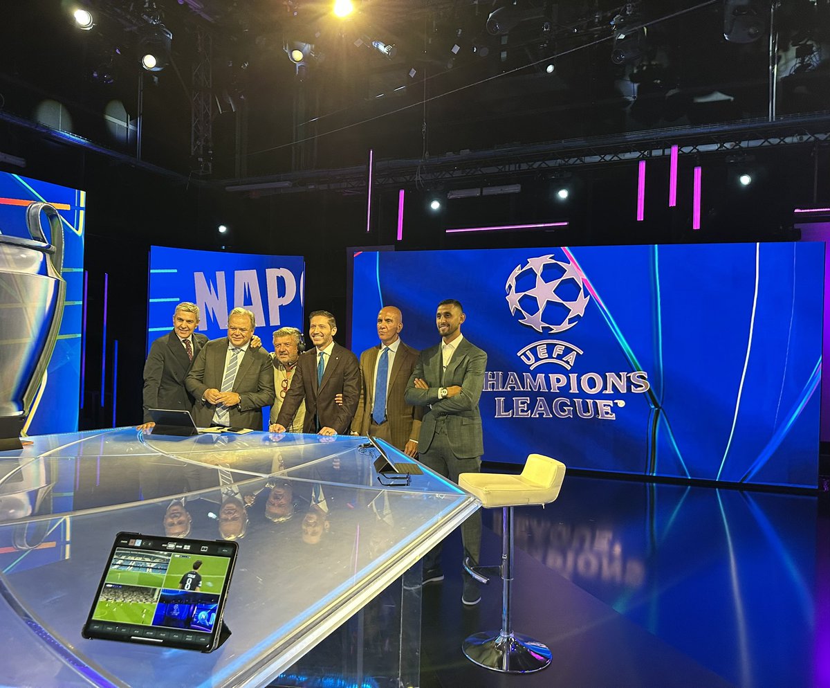GhoulamFaouzi's tweet photo. Due giorni intensi e interessanti a @SkySport per la prima giornata della @ChampionsLeague .
Ci tenevo tanto a vedere quello che di solito non si vede: il lavoro e la passione di tanti professionisti che, come una vera squadra, si impegnano per lo stesso obiettivo.
Esperienza bellissima!

#FG #UCL #SkySport 

Deux jours intenses et très intéressants avec #SkySport pour la première journée de #UCL. 
Je tenais vraiment à voir ce qu’on n’a pas l’habitude de voir: le travail et la passion de nombreux professionnels qui, comme une véritable équipe de football, ont tous le même objectif.
Une formidable expérience!