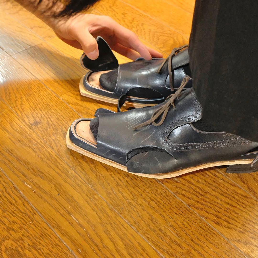 Bespoke(ısmarlama) ayakkabı yapımı; önce zanaatkar ayağınızın ölçüsünü alır ve bu ölçüye göre ahşap bir kalıp yapar, bu kalıp üzerinden deneme için bir ayakkabı yapar. Bu ayakkabıyı size giydirip ucunu keser ve nasıl oturduğuna bakar. Ve buradan aldığı bilgilerle yapılabiliyorsa+