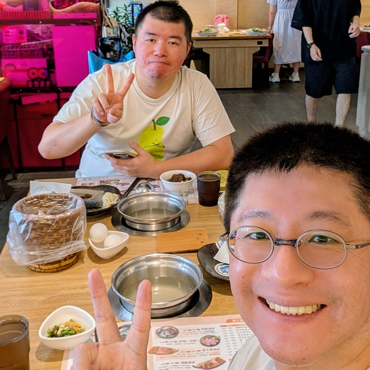 如果有人願意為你排除萬難來見面

豆子這兩年的工作變得非常忙，幾乎每一到兩周就去到另一個城市，即便如此，我們這次的聚會他還是排除萬難來了，雖然時間不多，但我們卻聊了很多事情，尤其是最近這幾週我的心情不算太好，可是不知道為什麼，我的很多鳥事在跟他碰面前後都解決了，所以豆子是我的幸運星