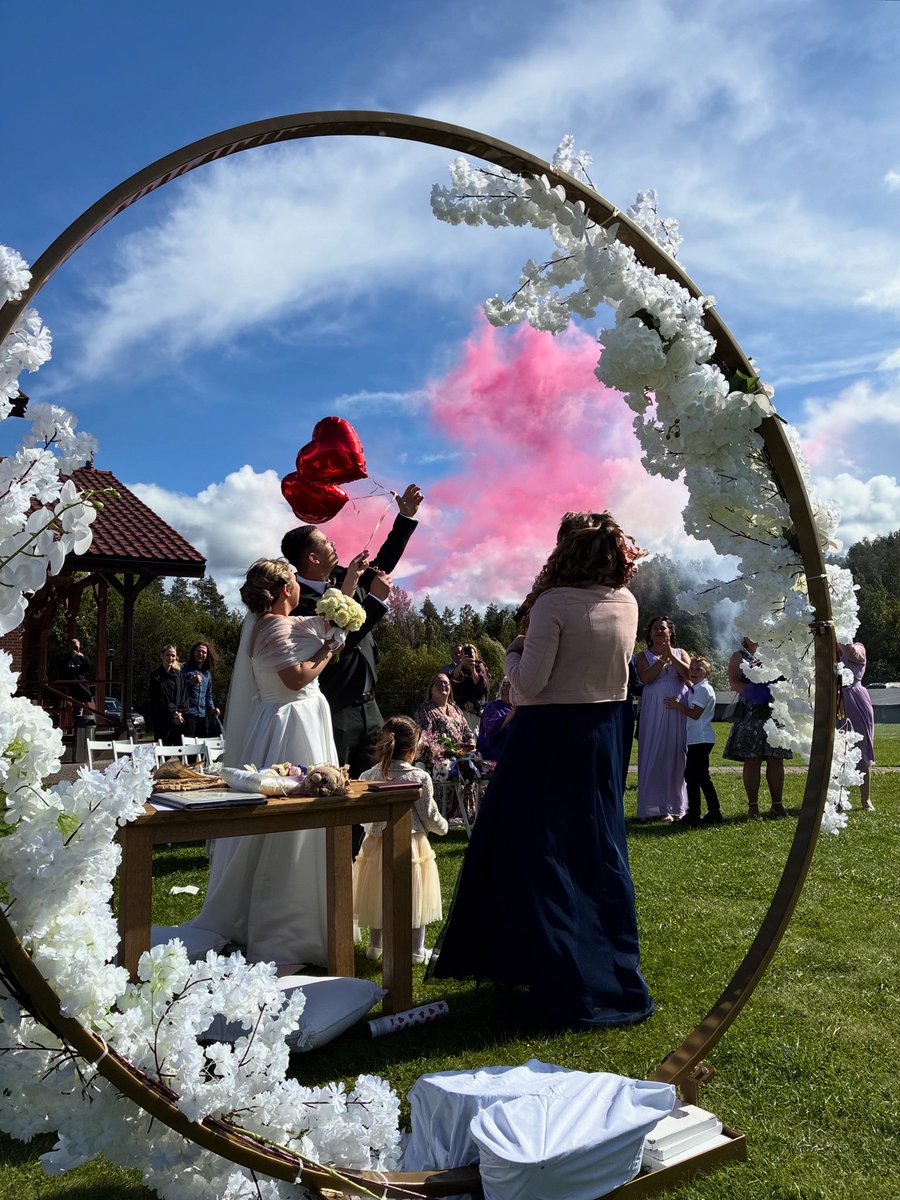 vkoralis's tweet image. Satikāmies kāzas Mārupē. Mīlestība, prieks un jautrība - trīs vārdi, kas raksturotu šo notikumu. 
Svētki arī ārpus reliģiskām organizācijām - ticu.lv

#kāzas #balle #svētki #notikums #brīvticība #mācītājs