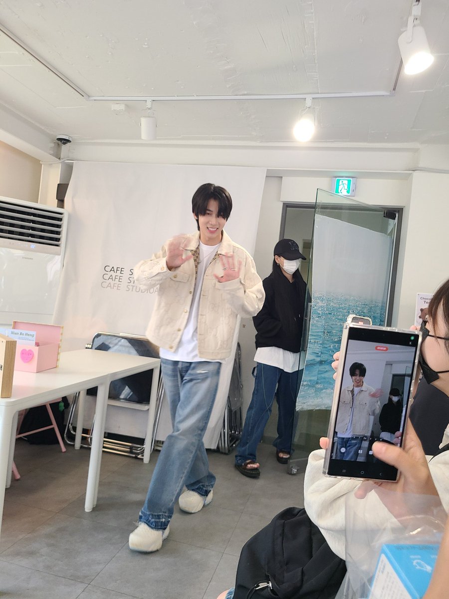 nianshii's tweet photo. nian boheng at his fan cafe event today! 

#니안으로_Flow #NIANBOHENG #니안보행
#BOYS2PLANET #보이즈2플래닛 https://t.co/ttvpb02oOu