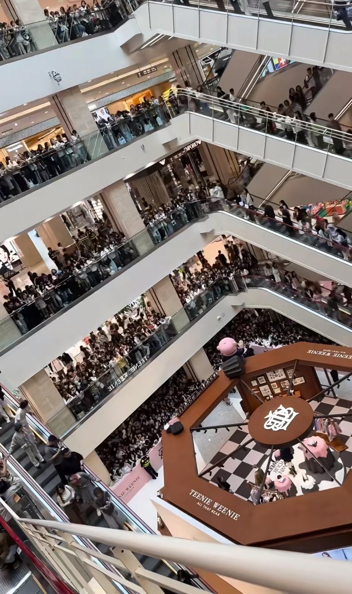 rosyholp's tweet photo. Omg, it’s only 10 am and the mall is already packed with people waiting for Lusi’s 2 pm Teenie Weenie event, insane https://t.co/qszgzyhber